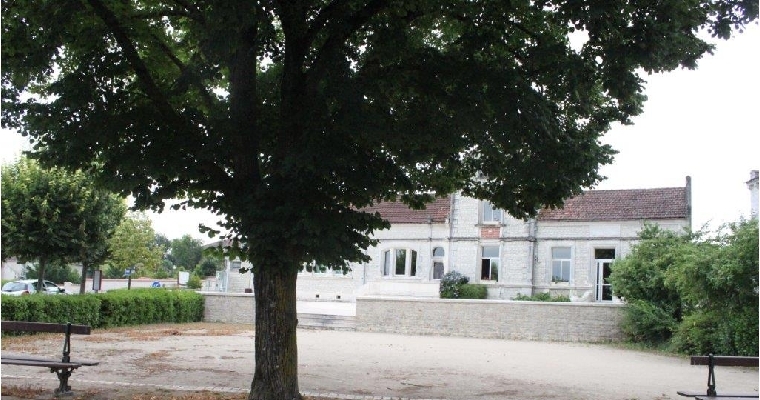 La place entre l'église et la mairie